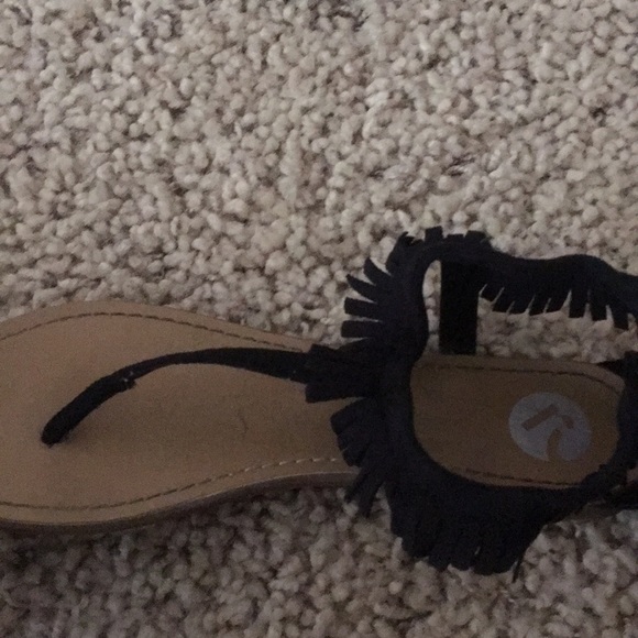 Black sandals. - Picture 2 of 3